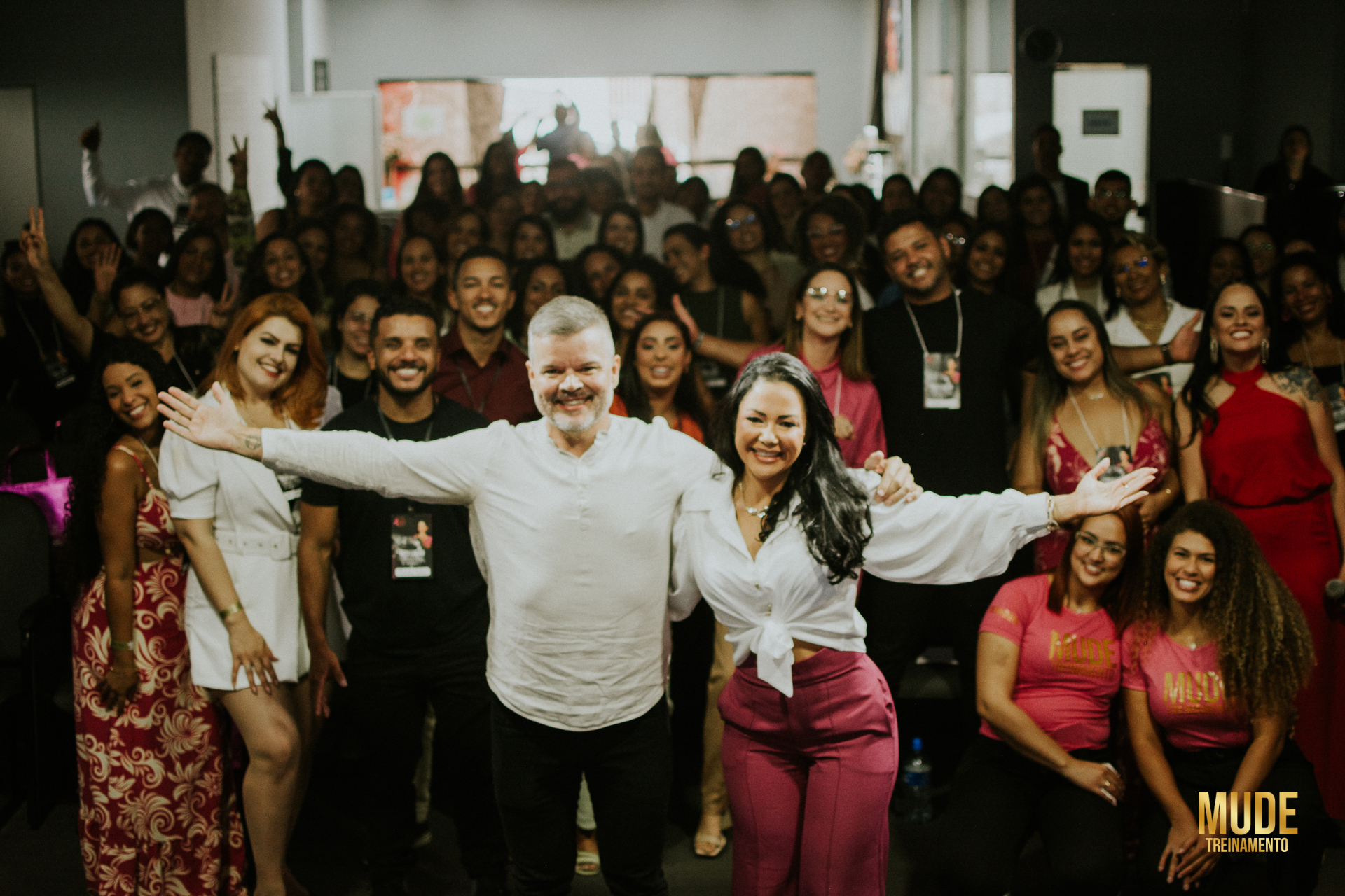 Silvonei Sonntag ao final de uma palestra, ao lado da co-apresentadora, cercado pelo público que participou do evento.
